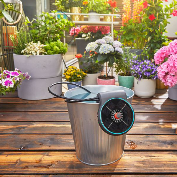 Système D'Arrosage Solaire Gardena Aquabloom - Autonome Avec Réservoir 10,5L - Pour Balcon/Terrasse Jusqu'à 20 Plantes
